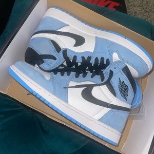 Air Jordan 1 University Blue Retro High OG Shoes